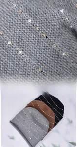 Détail du bonnet en maille rayée et présentation des options de couleurs gris, brun et noir