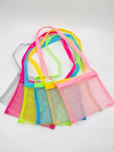Bunte Netz-Strandtasche Detailansicht, atmungsaktiver Strandspielzeug-Organizer.