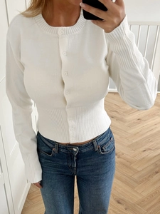 Selfie miroir montrant un cardigan court blanc en maille à manches longues boutonné