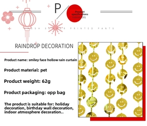 Dettaglio della tenda di stelle filanti dorate con design a faccina per decorazioni