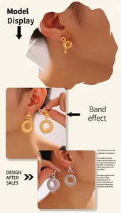 Détail de boucles d'oreilles serpent avec cercles texturés en finition or et argent
