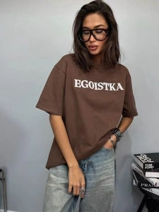 Oversize καφέ βαμβακερό μπλουζάκι με λευκή στάμπα EGOISTKA για μια χαλαρή καλοκαιρινή εμφάνιση
