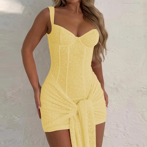 Dettaglio mini abito giallo in pizzo con corpetto a spalline e gonna drappeggiata annodata