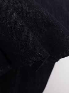 Nahaufnahme von Vintage-Denim-Stoff mit Neppy-Textur und detaillierten weißen Fasern