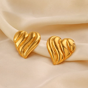 Boucles d'oreilles cœur en acier inoxydable plaqué or 18K avec texture ondulée chic