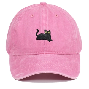 Nahaufnahme einer rosa Baseballkappe aus gewaschener Baumwolle mit schwarzer Katzenstickerei