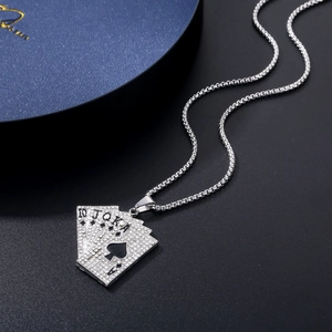 Collier hip hop argenté avec pendentif poker royal flush glacé sur fond noir