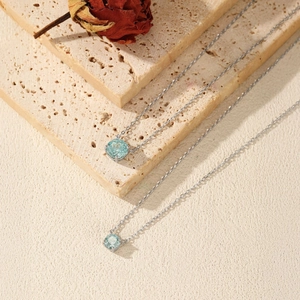 Élégant collier en argent S925 avec une pierre bleu clair taille octogone sur pierre