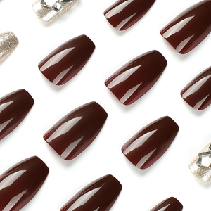 Faux ongles ballerine bordeaux et paillettes argentées avec décors luxueux en strass