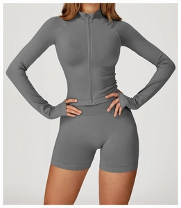 Détail de l'ensemble de yoga gris fumé sans couture avec veste zippée et short taille haute