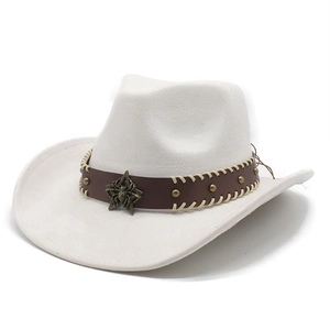 Detail eines weißen Wildleder-Cowboyhuts mit braunem Lederband und Sternschnalle