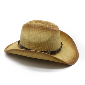Détail d'un chapeau de cow-boy en paille avec bande en cuir, coutures et boucle en métal