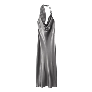 Robe Longue Satinée Élégante Col Bénitier Dos Nu Chaîne Perle Asymétrique Gris Argenté Soirée