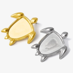 Minimalist sea turtle stud earrings in gold and silver finish made of 304 stainless steel