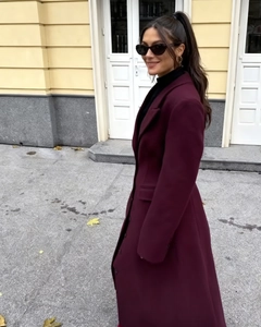 Elegante cappotto lungo in lana bordeaux con revers classico e vita alta definita