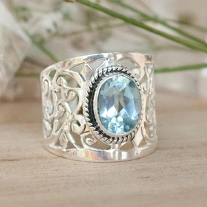Anello a fascia larga stile bohémien con motivi traforati e pietra ovale azzurro chiaro