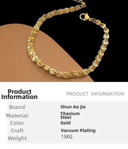Gros plan détaillé du collier chaîne à queue de phénix en acier titane plaqué or 18 carats