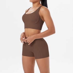 Détail de l'ensemble de yoga marron foncé sans couture avec brassière de sport et short stretch