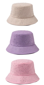 Empilement vertical de bobs en coton beige, violet et rose ornés de strass brillants