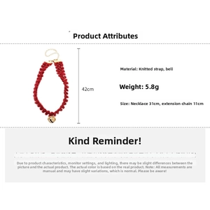 Détail du choker tricoté rouge avec pendentif clochette dorée, longueur 42cm et poids 5,8g