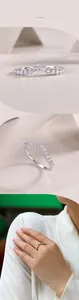 Détail macro de la bague en argent 925 en forme de V sertie de pierres de moissanite rondes