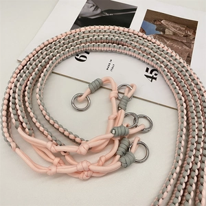 Détail de la bandoulière large tissée à la main rose et gris avec crochets en métal