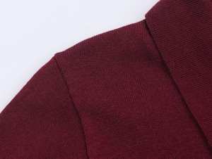 Vue détaillée du tricot fin et de la couture d'épaule d'un polo à manches longues bordeaux