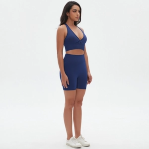 Dettaglio del set yoga blu navy senza cuciture con reggiseno a V incrociato e pantaloncini a vita alta