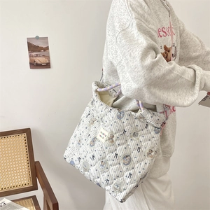 Sac fourre-tout matelassé avec imprimé d'ours de dessin animé porté par un mannequin