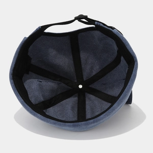 Bonnet docker bleu-gris avec oreilles de chat montrant les coutures intérieures