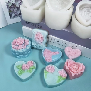 Moule en silicone cœur rose pour savons faits main et bougies avec relief floral en 3D