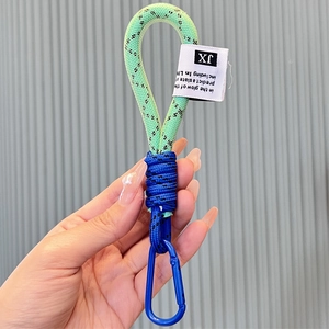 Zweifarbig geflochtener Schlüsselanhänger in Neongrün und Schwarz mit blauem D-Ring
