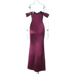 Détail du dos d'une robe de soirée en satin bordeaux avec fente et épaules dénudées