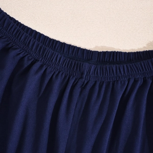 Detailansicht des elastischen Bundes der dunkelblauen Schlafanzug-Shorts aus Milchseide