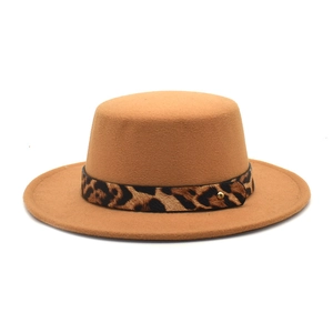 Chapeau fedora plat en feutre camel avec ruban léopard et détail de boucle dorée