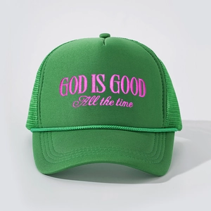Cappello trucker verde con ricamo rosa GOD IS GOOD e dettaglio di corda intrecciata