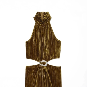 Abito halter in velluto plissettato color oro caffè con dettaglio strass