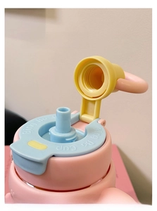 Detailoverzicht van het roze-blauw deksel met rietje en reliëflogo voor draagbare drinkbeker