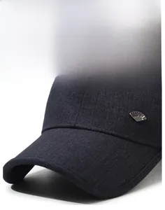 Gros plan sur la visière large et le tissu texturé d'une casquette de baseball homme