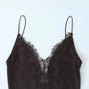 Camisole élégante en satin foncé avec dentelle délicate et col en V sur fond blanc