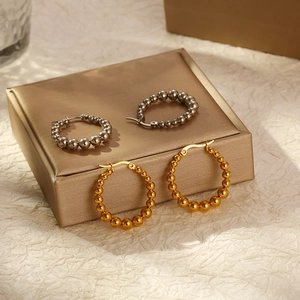 Boucles d'oreilles créoles perlées en acier inoxydable or et argent sur coffret