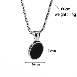 Dettaglio della collana hip hop argento con catena da 60cm e ciondolo ovale nero