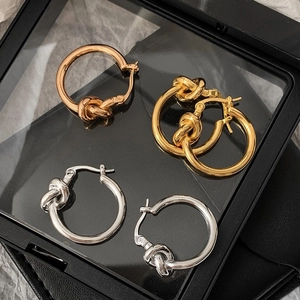 Set di orecchini a cerchio con nodo minimalista in oro, argento e oro rosa lucido