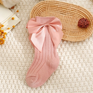 Chaussettes montantes roses en maille pour bébé avec grand nœud en satin décoratif