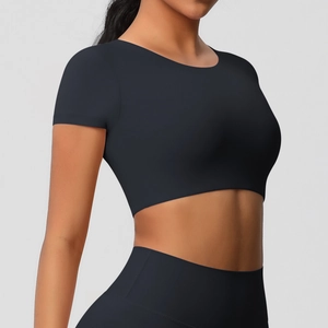 Vue latérale du haut de yoga noir à manches courtes et du legging taille haute assorti
