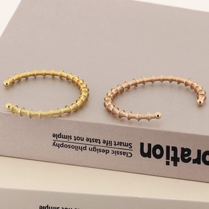 Eleganter C-förmiger Federgewinde-Armreif in Gold und Roségold aus Edelstahl für Damen