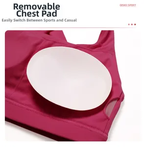 Dettaglio del reggiseno sportivo rosa con imbottiture rimovibili e rete traspirante laterale