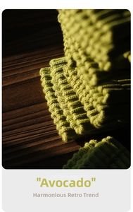 Gros plan sur la texture en tricot côtelé vert avocat des chaussettes rétro en coton