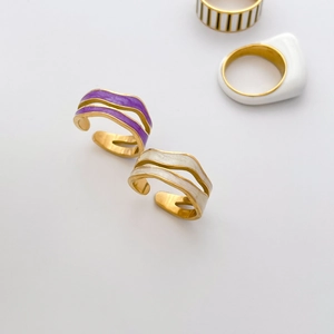 Detail of wavy gold-plated enamel ring showing purple and white checkered patterns