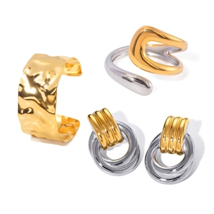 Set di gioielli di lusso con bracciale a martello oro, anello bicolore e orecchini a cerchio